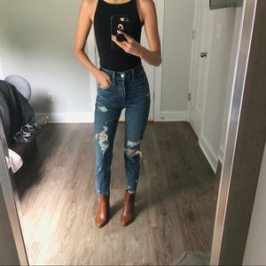 ✨Abercrombie and Fitch High Rise ripped Mom Jean✨
